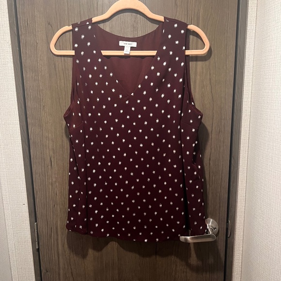 Nine West ❤️ Burgundy Polka Dot Sleeveless Blouse – Size L - Picture 1 of 4